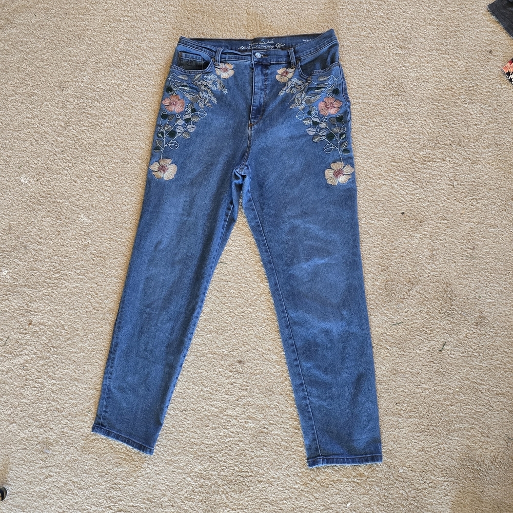 Gloria Vanderbilt Amanda style jeans with floral Embridered design. - Picture 6 of 6